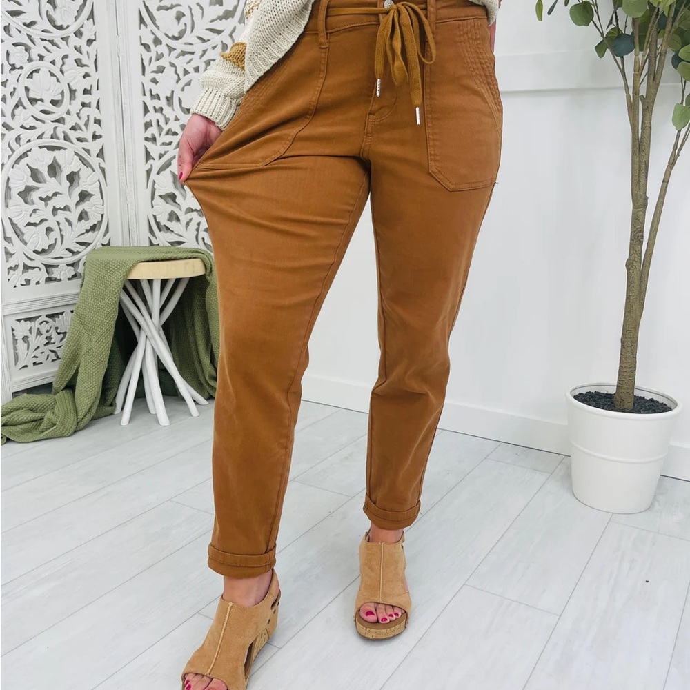 Judy Blue Jogger Jeans in Camel
